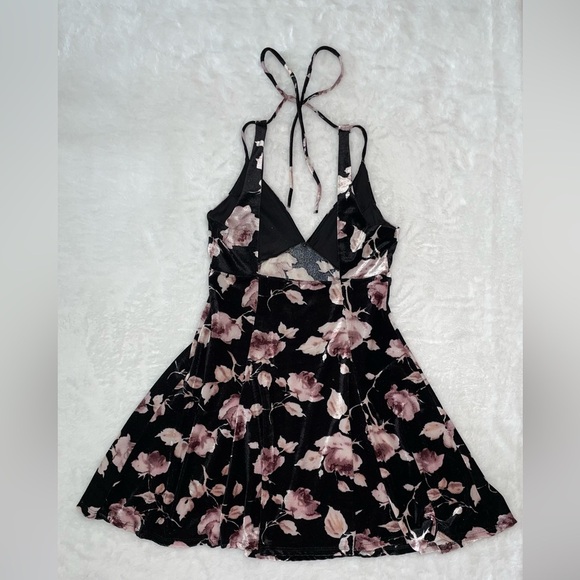NWOT Ivy & Main Pretty Feminine Flower Velvety Mini Dress Open Back Tie Up Cute​ - Picture 6 of 7